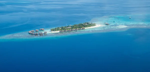 Islas tropicales y atolones en Maldivas desde la vista aérea — Foto de Stock