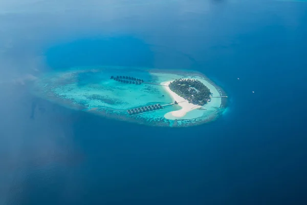 열 대 섬과 공중 보기에서 몰디브 환초 — 스톡 사진