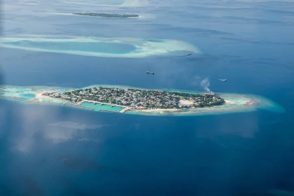 熱帯の島々 と上空からモルディブの環礁 — ストック写真