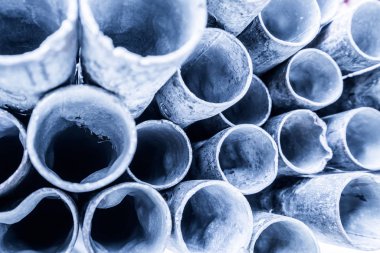 Düşük alan görüntü mavi gölge ton metal boru yığının derinliği.