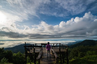 Bir dağ Balkonda duran kadın