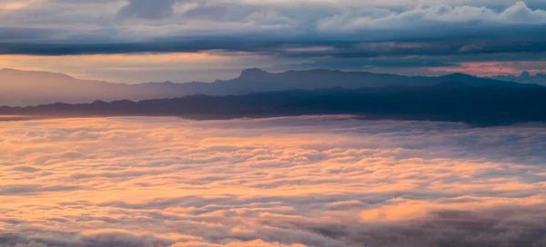 Silhouette Peisaj montan — Fotografie, imagine de stoc