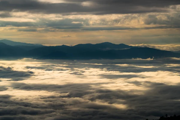 Paesaggio nuvoloso sotto la montagna — Foto Stock