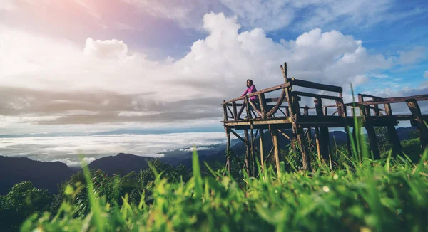 Mulher de pé em uma varanda de montanha — Fotografia de Stock