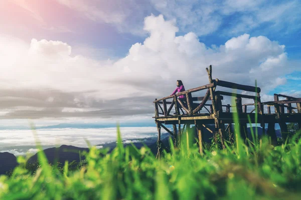 Vrouw stond op het balkon van een berg — Stockfoto
