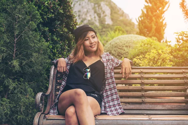 Junge Hipsterfrau im Park — Stockfoto