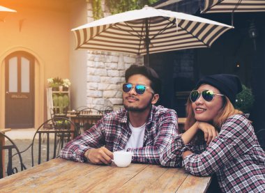 Kafede Asya ve Arapça öğrencileri Çift