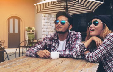 Kafede Asya ve Arapça öğrencileri Çift