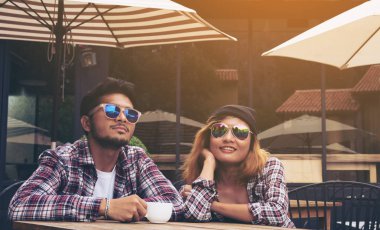 Kafede Asya ve Arapça öğrencileri Çift