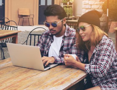 Kafede çalışan Stundents