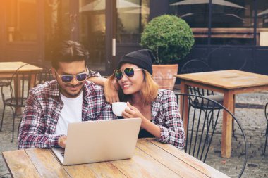 Kafede çalışan Stundents