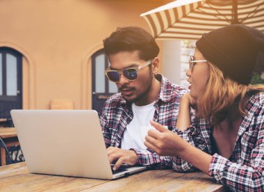 Kafede çalışan Stundents