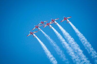 Uçak show - akrobasi ekibi hava gösterisi uçak uçan bir