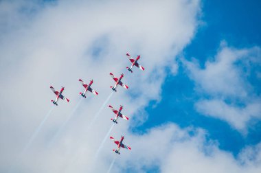 Uçak show - akrobasi ekibi hava gösterisi uçak uçan bir
