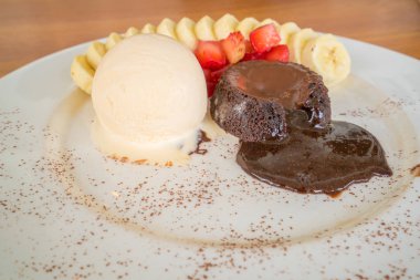 Çikolata lav kek vanilyalı dondurma, çilek ve muz ile