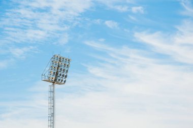 Stadyum ışıklandırması kule mavi gökyüzü arka plan ile