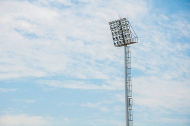 Stadyum ışıklandırması kule mavi gökyüzü arka plan ile