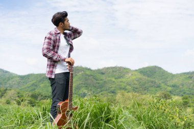 Holding gitar mountain View genç adam