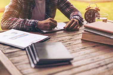 İşadamı veya serbest bir üzerinde çalışıyor