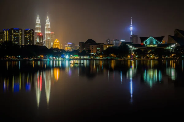 Escena nocturna de la ciudad de Kuala Lumpur con hermoso reflejo de agua — Foto de Stock