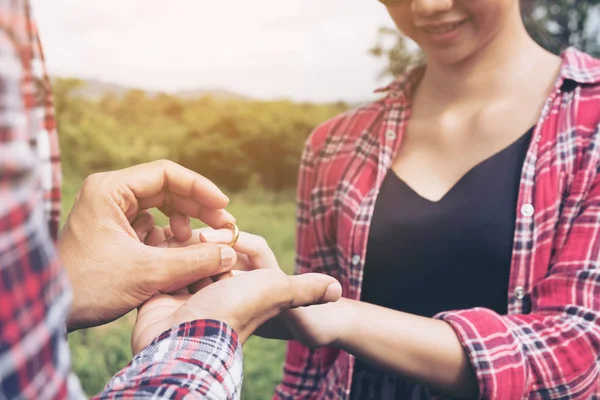 Bruiloft voorstel - Man vrouw ring geven voor bruiloft voorstel — Stockfoto