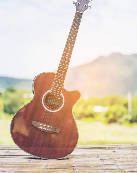 Guitarra, natureza e fundo da montanha — Fotografia de Stock