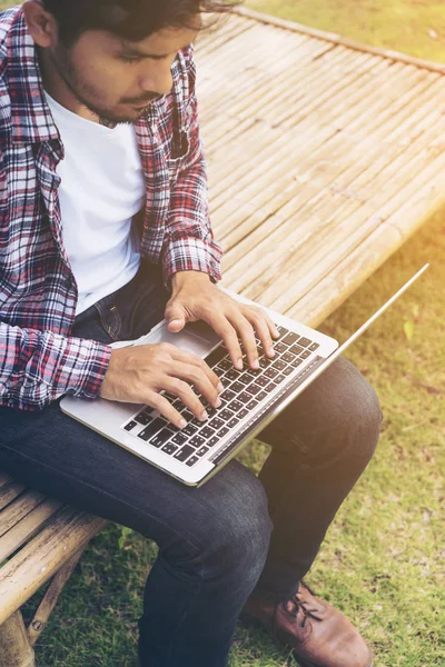 Mann arbeitet am Laptop. Hintergrund Natur. — Stockfoto