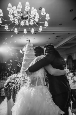 Gelin ve damat için kutlama onların weddin üzerinde kesme pasta vardır