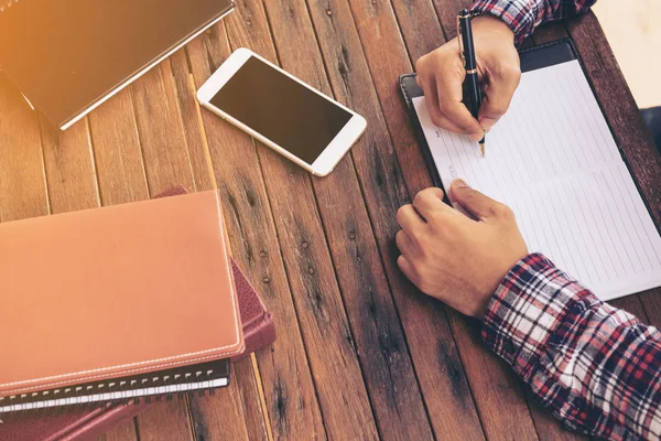 Unternehmer oder Freiberufler, die am Schreibtisch arbeiten — Stockfoto