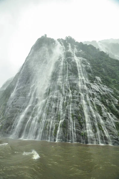 雨でミルフォード ・ サウンド、ニュージーランド — ストック写真
