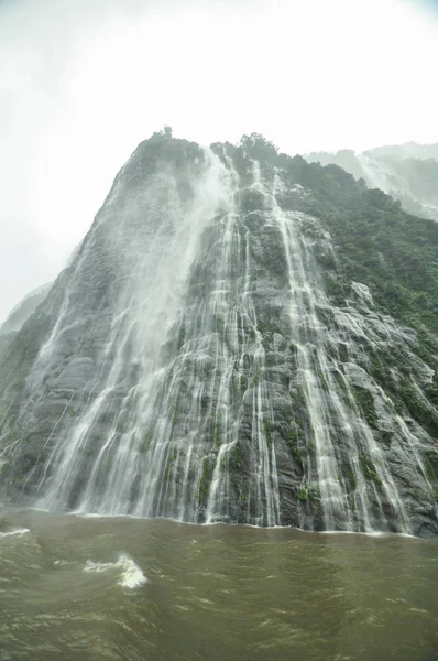 Lluvia en Milford Sound, Nueva Zelanda — Foto de Stock