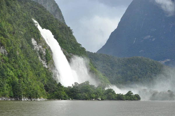 Wodospad w milford sound — Zdjęcie stockowe