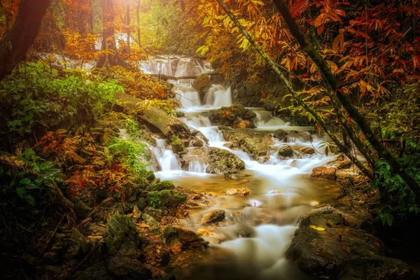 Waterval in diepe bossen in de herfst — Stockfoto