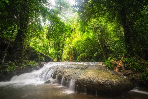Vízesés mély trópusi dzsungelben. — Stock Fotó