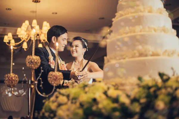 Marié et marié coupent gâteau pour la célébration sur leur mariage — Photo