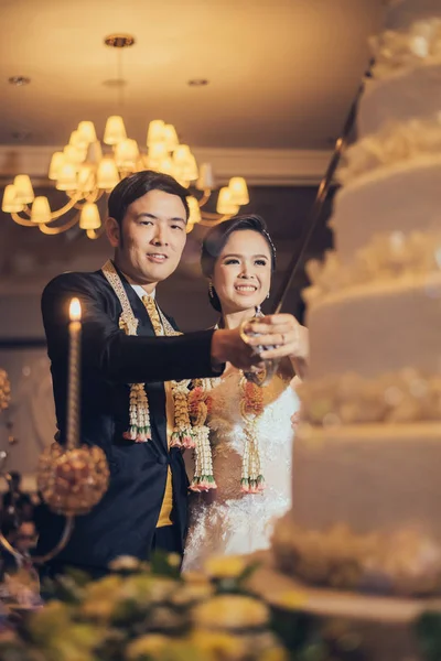 Bruid en bruidegom zijn snijden taart voor viering op hun weddin — Stockfoto