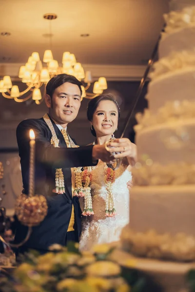 Menyasszony és a vőlegény is vágás ünnepség az esküvői torta — Stock Fotó