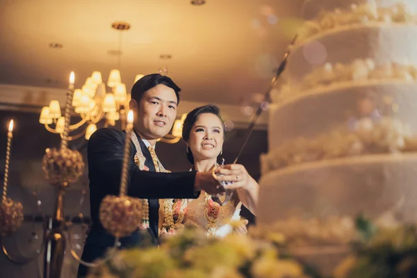 Braut und Bräutigam schneiden Kuchen für die Hochzeitsfeier — Stockfoto