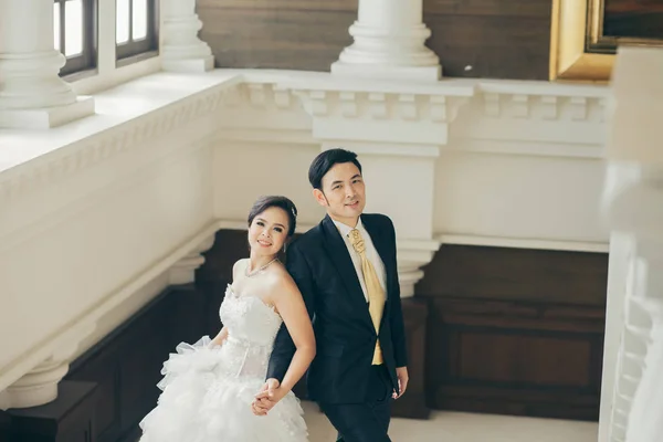 Noiva e noivo em seu dia de casamento — Fotografia de Stock