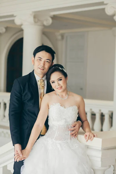 結婚式の日に新郎新婦が — ストック写真