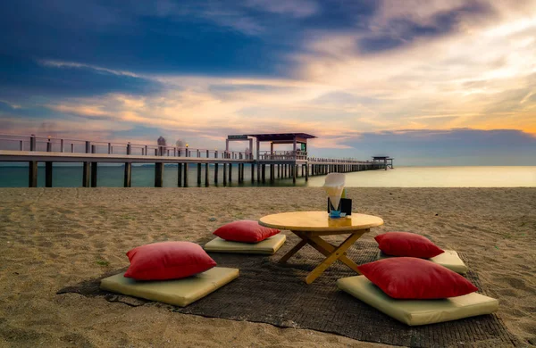 Sedile da pranzo esotico crepuscolare sulla spiaggia . — Foto Stock