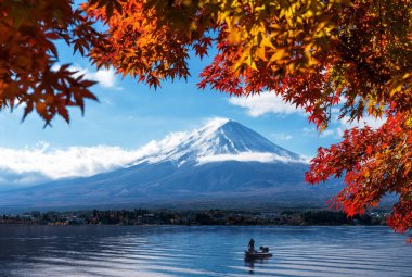 MT Fuji sonbahar Gölü Kawaguchiko görünümünden içinde