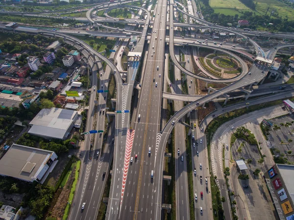 Carrefour autoroutier occupé depuis la vue aérienne — Photo