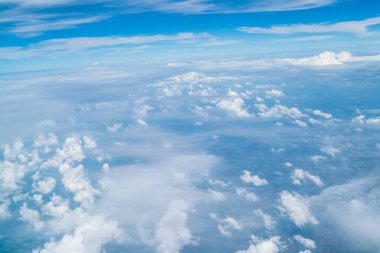Gökyüzü ve bulutlar uçaktan görüntülendi