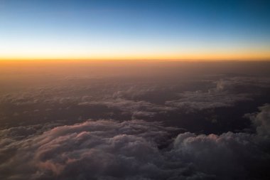 Uçaktan görüntülendi gündoğumu veya günbatımı