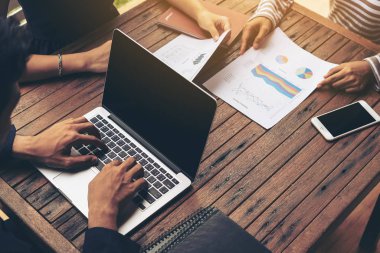 İşadamı dizüstü iş karşılaşma içinde kullanma