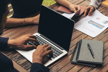 İşadamı dizüstü iş karşılaşma içinde kullanma