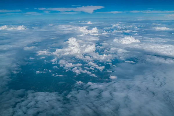 Ciel et nuages vus depuis l'avion — Photo
