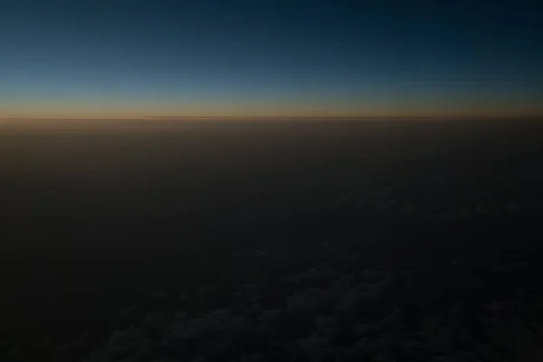 Sonnenuntergang oder Sonnenaufgang vom Flugzeug aus gesehen — Stockfoto