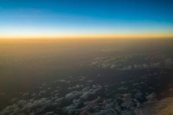 Zonsondergang of zonsopgang gezien vanuit vliegtuig — Stockfoto